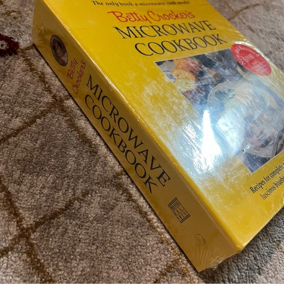 New Sealed Betty Crocker’s Microwave Cookbook Hardcover Binder 1990 - Picture 2 of 3